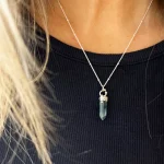 colgante pez de plata con piedra verde azulada