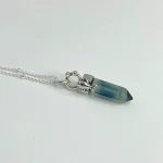 colgante de fluorita tallada con pez en plata