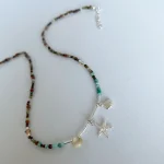 collar de piedras naturales con colgantes marinos