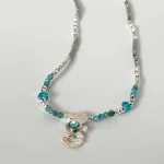 collar detallado con caballito calado a mano