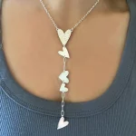 joya artesanal con corazones martillados