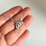 collar de plata con símbolo de protección
