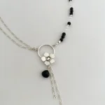 collar flor del alba con onix y cuarzo cristal