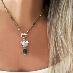collar con flor y piedras naturales