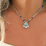 collar hilado a mano con piedras energéticas