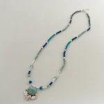 colgante larimar natural con flor y hojas