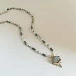 collar de plata con libélula y cristales