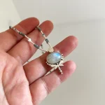 collar libélula en la luna con piedra luna