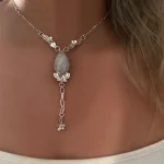 joya con piedra luna y flores caladas