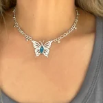 collar delicado con mariposas caladas