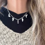 collar de plata con símbolos personales