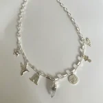 collar con dijes hechos a mano