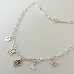 collar de plata con dijes intercambiables
