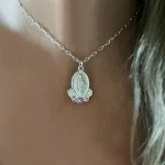 medalla religiosa de plata con piedra natural