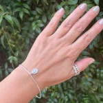 pulsera minimalista con virgen milagrosa