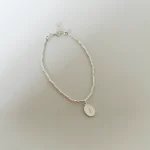 pulsera de plata con virgen de los rayos
