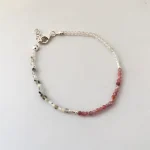 Pulsera hecha a mano con cuarzo rosa, cuarzo cristal y piedra luna