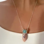 collar energético de ópalo rosa hecho a mano
