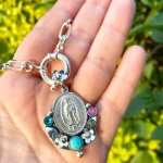 colgante virgen de guadalupe con piedras naturales