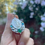 medalla virgen de guadalupe con flores