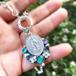 medalla religiosa de plata envejecida