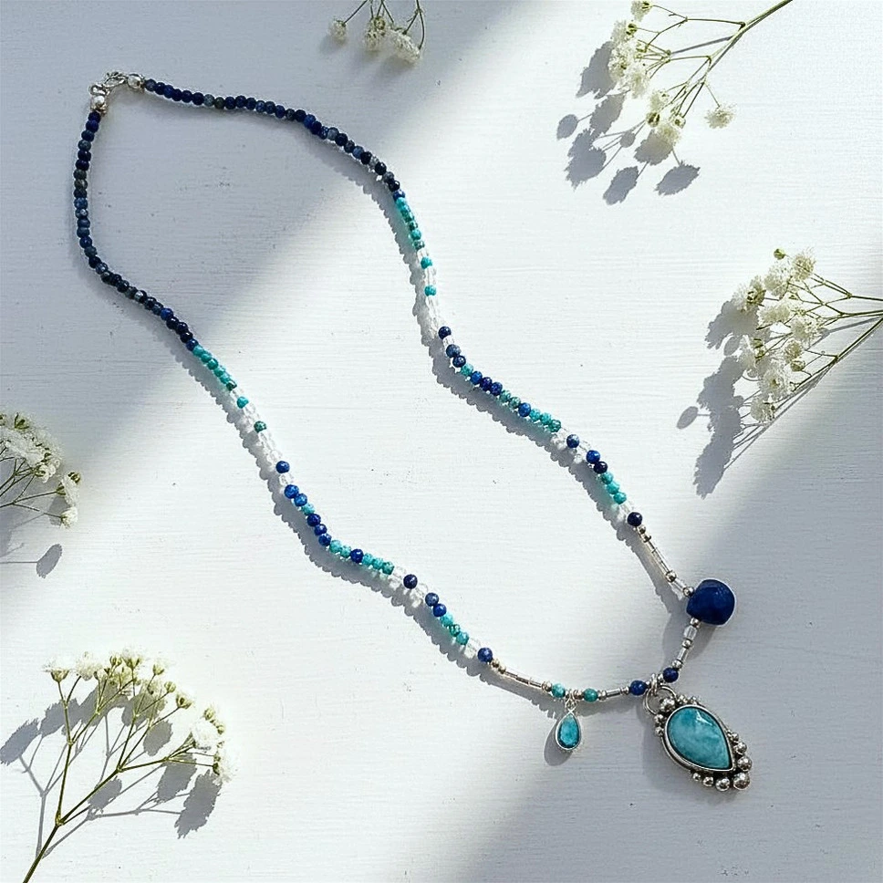 collar delicado con piedras naturales