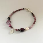pulsera virgen de los rayos granate turmalina