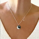 collar plata con diseño lunar