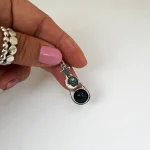 Diseño artesanal con luna, estrellas y piedra negra