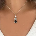 Collar con piedra ónix y grabados de cielo nocturno