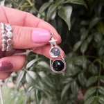 Joya artesanal con piedra ónix negra y diseño nocturno