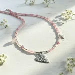Collar romántico con piedras energéticas y detalles en plata