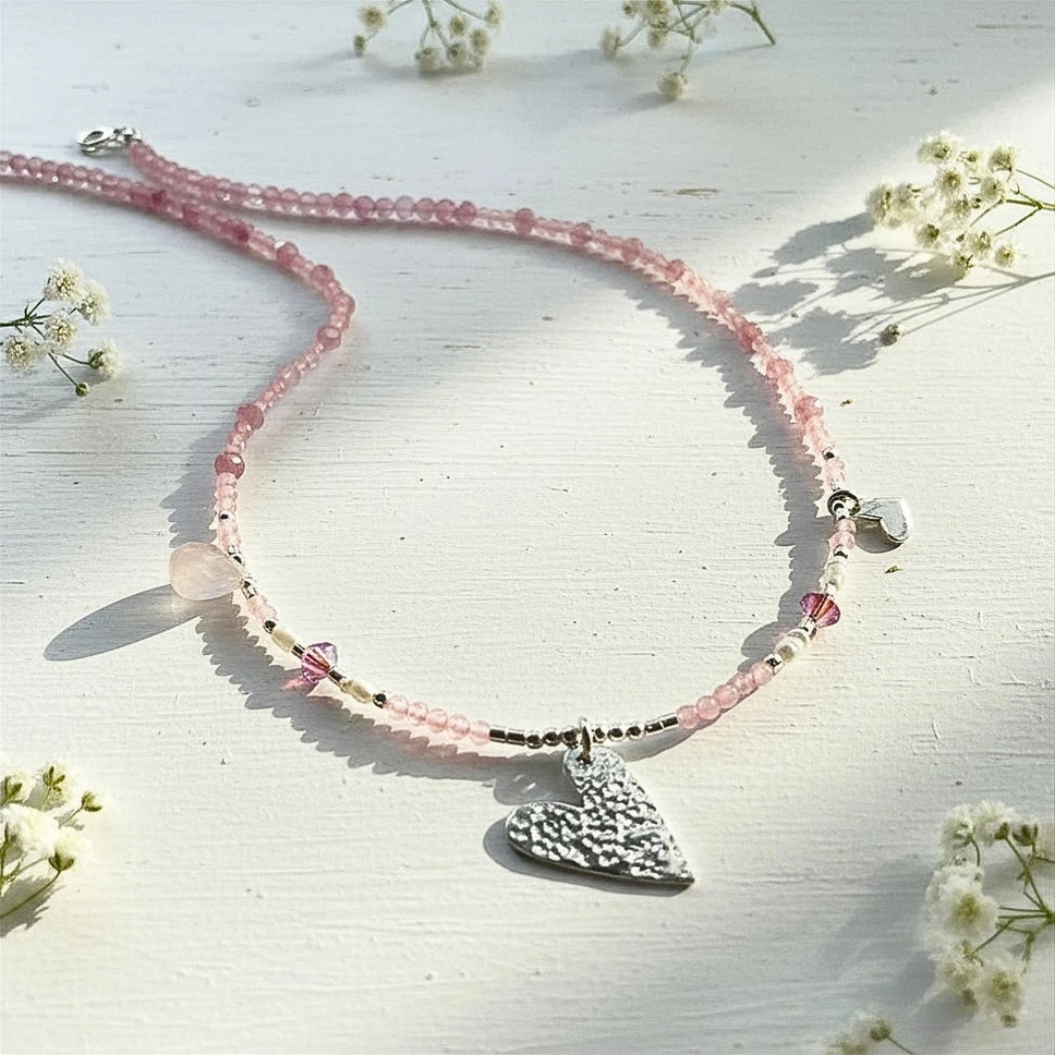 Collar romántico con piedras energéticas y detalles en plata