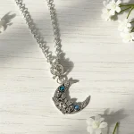 Collar de plata con luna, flores y brillo Swarovski