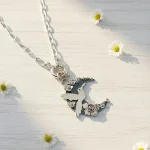 Colgante luna con colibrí y flores en plata 950 artesanal