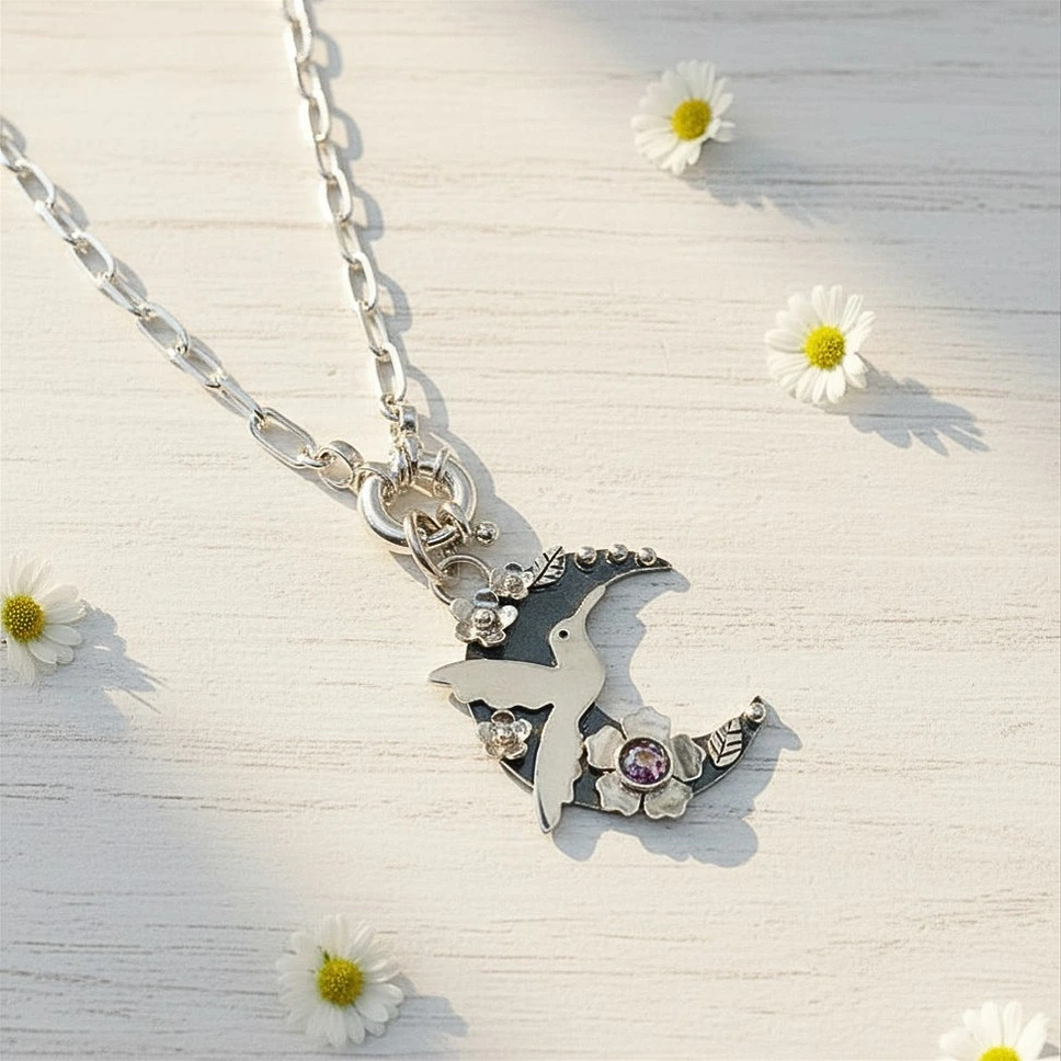 Colgante luna con colibrí y flores en plata 950 artesanal