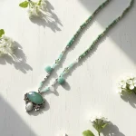Collar hippie chic de tonos verdes con piedra natural y flores caladas