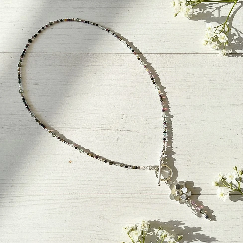 Collar de turmalinas finito con diseño artesanal en plata