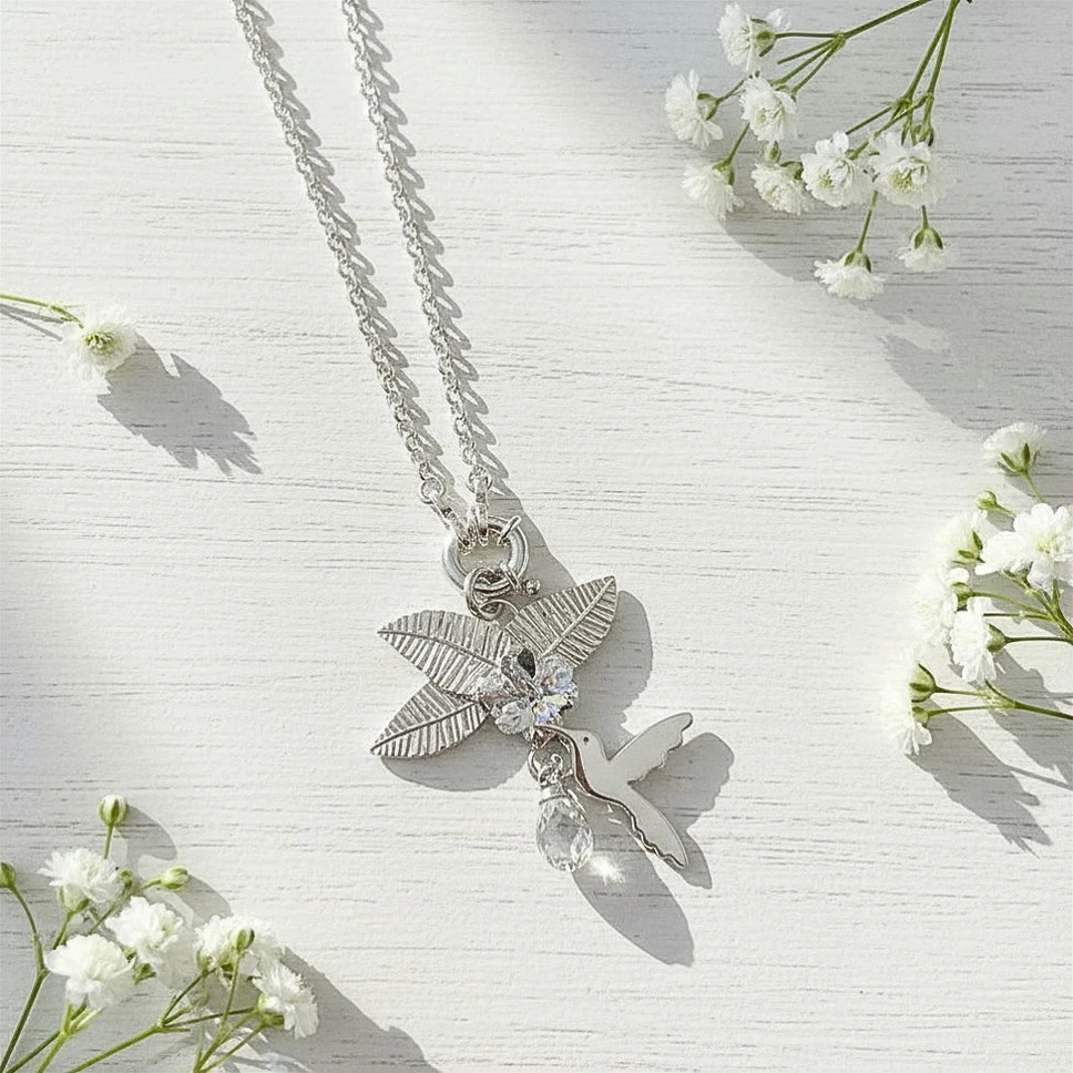 Colgante colibrí hibiscus en plata 950 con cuarzo cristal