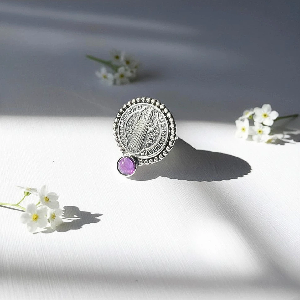 Anillo San Benito con piedra personalizada