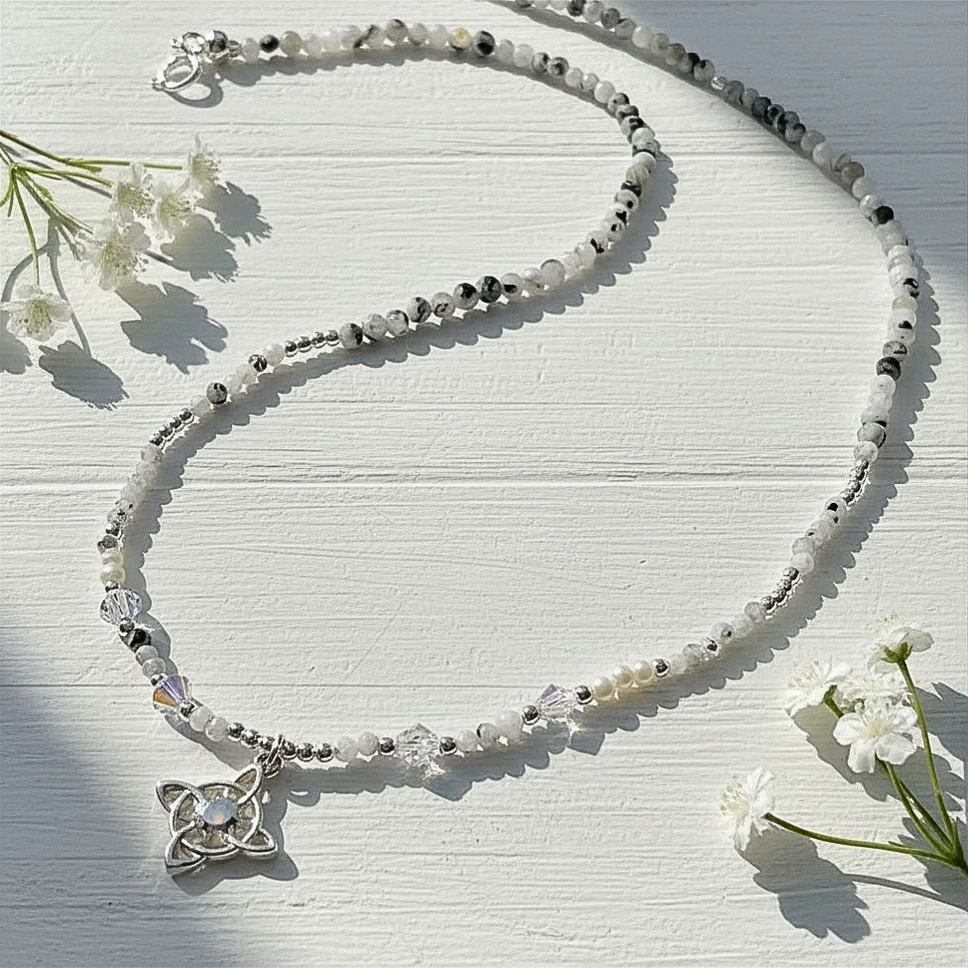 Collar nudo de bruja con piedra luna natural