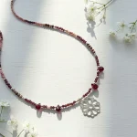 Collar artesanal con mandala de plata y granates naturales