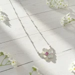 Colgante floral en plata con cristal en el centro
