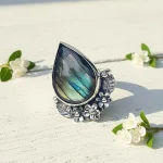 Anillo femenino con flores caladas y labradorita