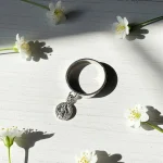 Anillo simple en plata con colgante San Benito