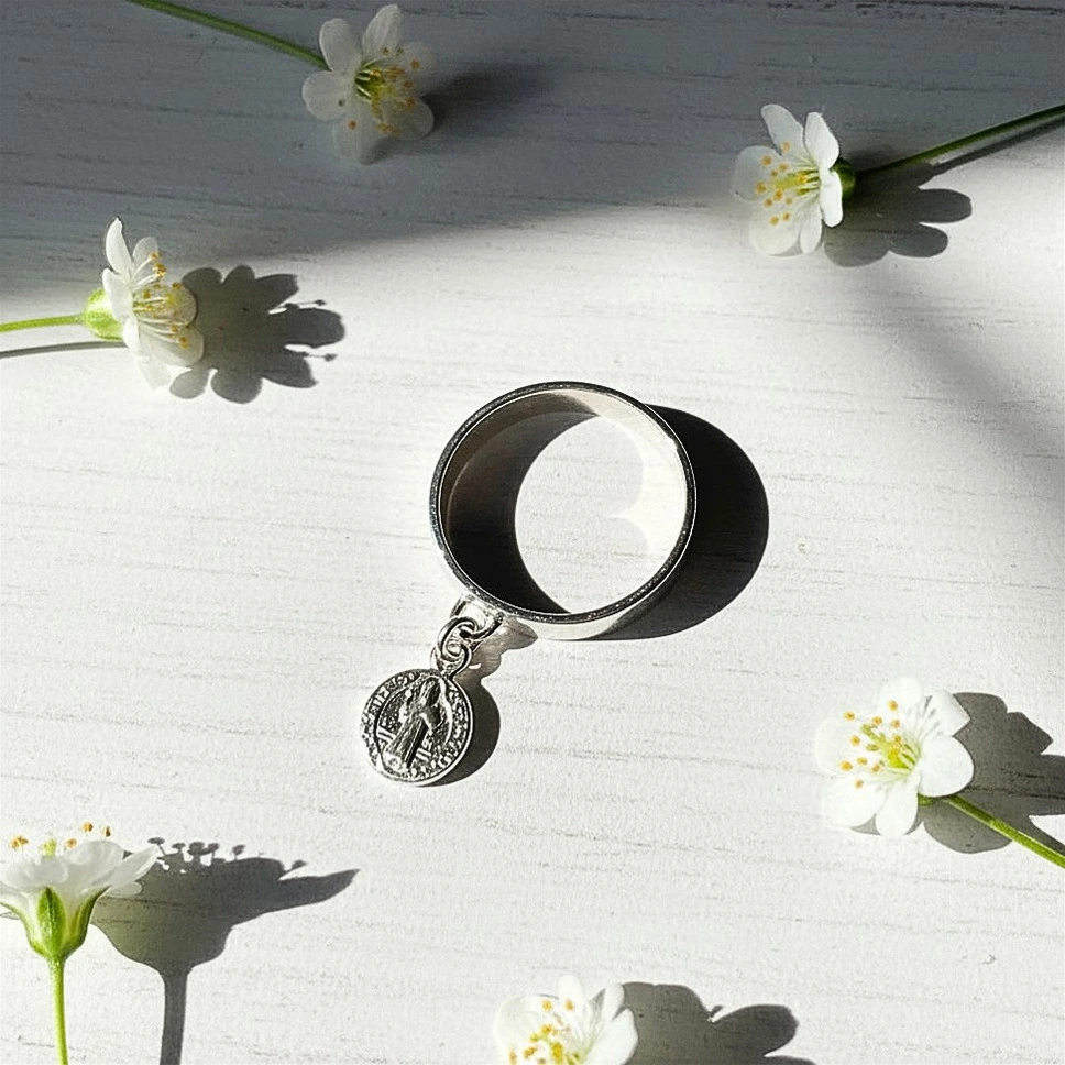 Anillo simple en plata con colgante San Benito