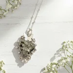 colgante artesanal de pirita con mariposa y flores