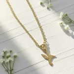 Collar dorado con colibri