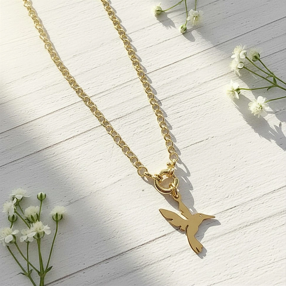 Collar dorado con colibri