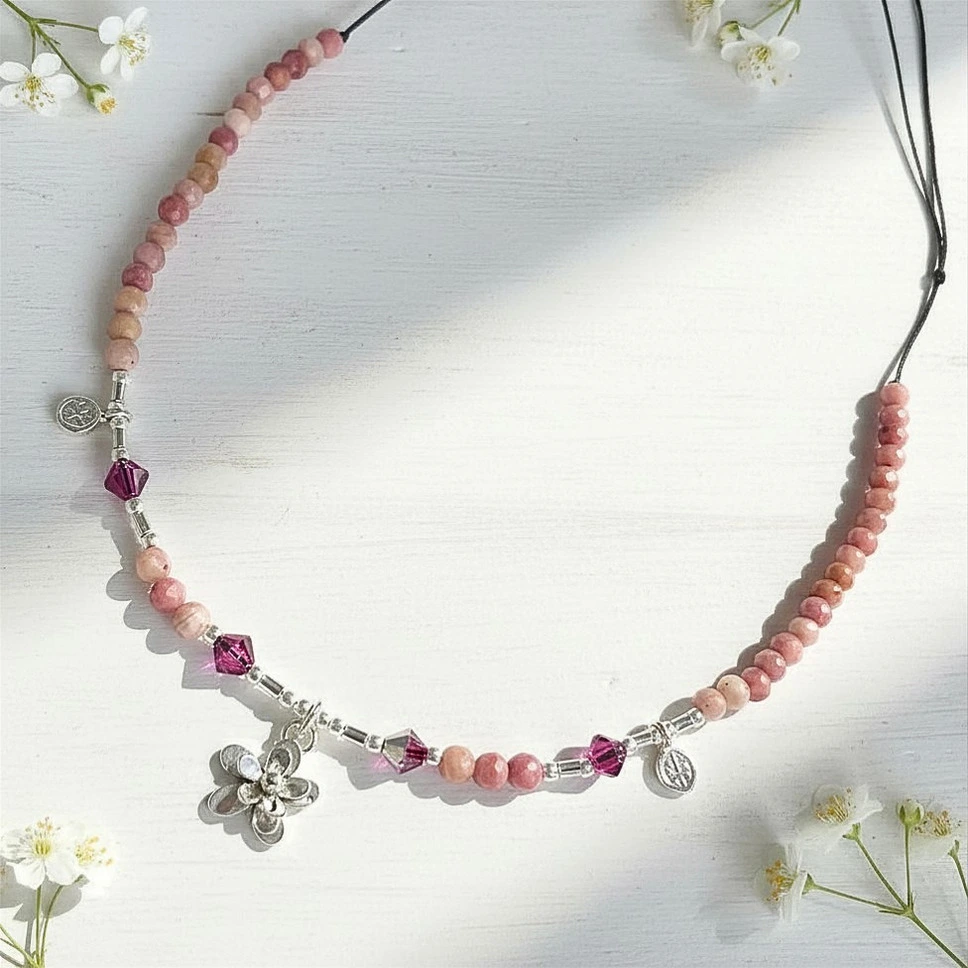 Joya con turmalinas y dije floral en hilo ajustable